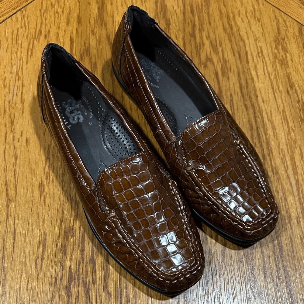 *SAS* Brown Croc-Embossed Joy Slip-On Loafer Shoes Size 6.5